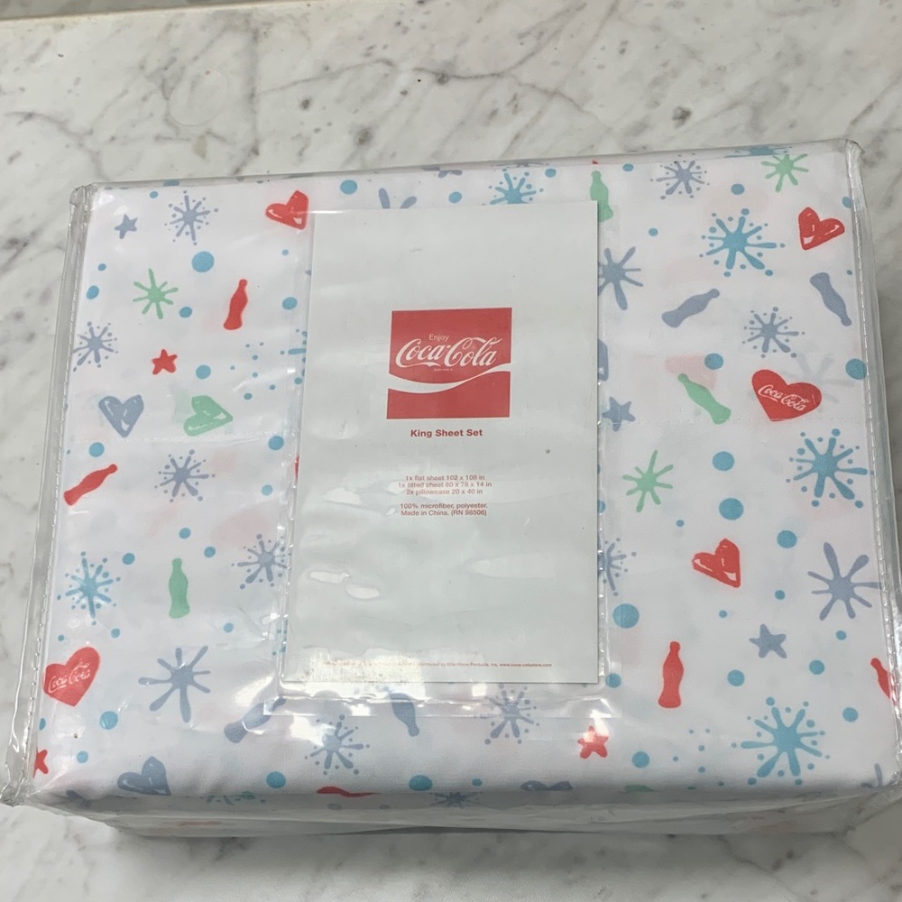 Coca-Cola king size 4-Pc Sheet Set NEW RARE.. Red Blue & Mint Coca Cola decor